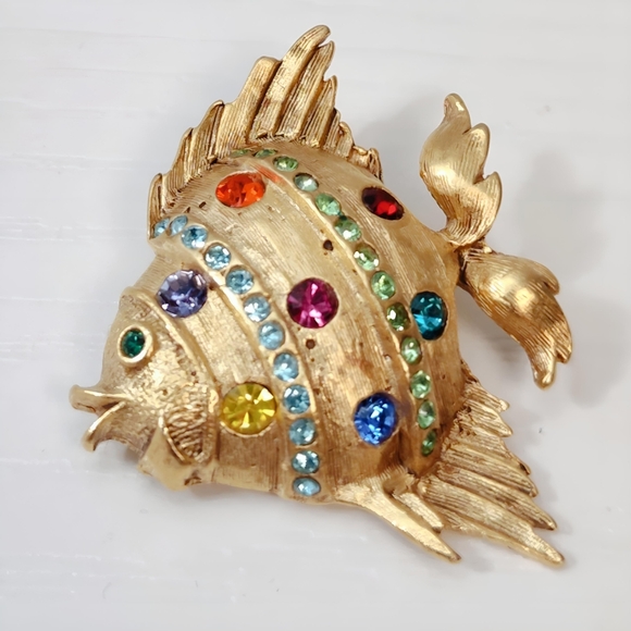 Vintage Butler and Wilson Multi color Crystal Pave Gold tone Fish Brooch Pin - Picture 10 of 10